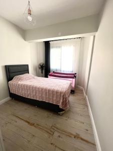 - une chambre avec un lit et une fenêtre dans l'établissement Luxury and comfortable villa with a view, à Milas
