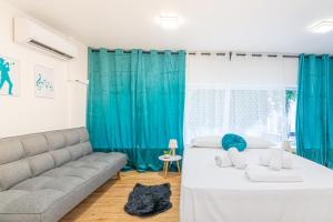 un dormitorio con una cama y un sofá en New Loft in the Heart of City Center, en Heraclión