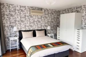 Postel nebo postele na pokoji v ubytování Lakeview Paradise - Residence du National + 9 fotografií