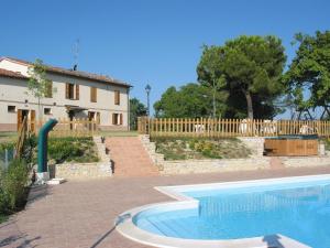 basen przed domem w obiekcie Agriturismo Ca'de'Gatti w mieście Faenza