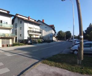 eine Straße mit Autos, die vor einem Gebäude geparkt sind in der Unterkunft Apartment Lenchy 2 in Zagreb
