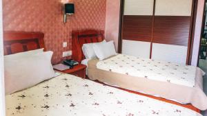 Rúm í herbergi á Hôtel Atenas