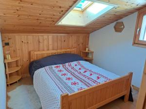 Tempat tidur dalam kamar di Calme & cosy vue exceptionnelle sur le mont blanc