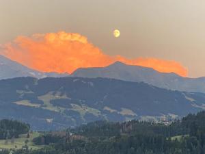 widok na górę z księżycem na niebie w obiekcie Calme & cosy vue exceptionnelle sur le mont blanc w mieście Cordon