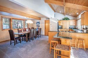 Una cocina y un comedor con mesa y sillas. en Deschutes Riverfront Home - Meredith Lodging, en Sunriver