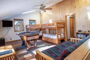 una sala de estar con una cama y una mesa en Deschutes Riverfront Home - Meredith Lodging, en Sunriver