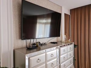 Amazing Villa in Muscat في سيب: تلفزيون بشاشة مسطحة كبيرة فوق خزانة ملابس