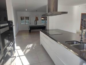 Kuchyňa alebo kuchynka v ubytovaní Casa Anton - Villa ideal familias y grupos grandes, piscina privada