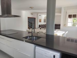 Kuchyňa alebo kuchynka v ubytovaní Casa Anton - Villa ideal familias y grupos grandes, piscina privada