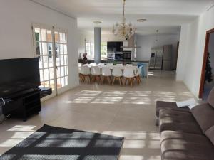 sala de estar con sofá, mesa y sillas en Casa Anton - Villa ideal familias y grupos grandes, piscina privada en Alcanar