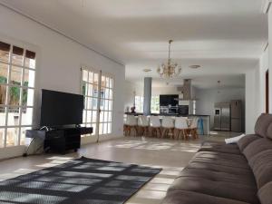 Televízia a/alebo spoločenská miestnosť v ubytovaní Casa Anton - Villa ideal familias y grupos grandes, piscina privada