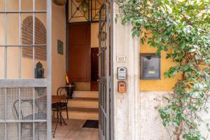 una puerta abierta de una casa con un teléfono público en Majestic Trastevere, en Roma