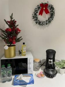a kitchen counter with a microwave and a christmas wreath at Appartement neuf, centre-ville, 400m de rivetoile in Strasbourg