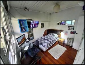 an overhead view of a bedroom with a bed and a desk at Pieza independiente en casa compartida en Vitacura cn bici y piscina in Santiago