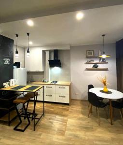 eine Küche mit einem Tisch und Stühlen sowie ein Esszimmer in der Unterkunft Stylish apartment in the historic center in Tschernihiw