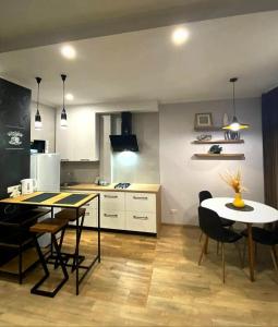 cocina con mesa y sillas y comedor en Stylish apartment in the historic center en Chernihiv