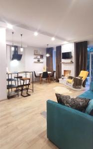 Televízia a/alebo spoločenská miestnosť v ubytovaní Stylish apartment in the historic center + 6 fotografií