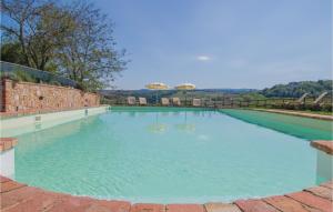 een groot zwembad met blauw water bij Calanchi in Collelungo