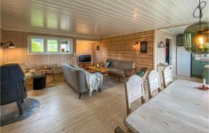利勒哈默爾的住宿－Gorgeous Home In Lillehammer With Wifi，客厅配有沙发和桌子