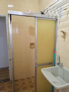 une salle de bain avec douche et lavabo dans l'établissement Seu Apto na Praia da Costa 9 Simples e Barato Mobiliado Ar Cond Fogão TV Geladeira Local Excelente no Centro, à Vila Velha 17 autres photos