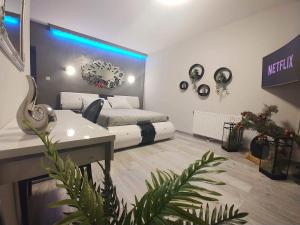 カストリアにあるPanoramic suiteのベッドとテーブルがある部屋