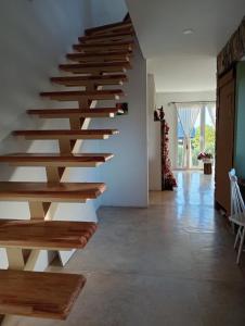 una escalera en una casa con pisadas de madera en Calida y acogedora casa ubicada en barrio residencial en Tandil