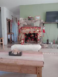 sala de estar con chimenea y mesa en Calida y acogedora casa ubicada en barrio residencial en Tandil