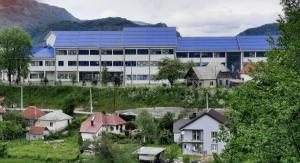 un gran edificio con paneles solares azules en Apartman Bella Vita en Kolašin