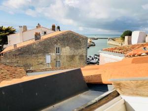 聖馬丹德雷的住宿－Sur l'îlot de St Martin au centre du port vue exceptionnelle !，从建筑物屋顶上可欣赏到水景