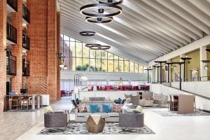 un vestíbulo con sofás y mesas en un edificio en Wyndham Garden Columbia-Ft Jackson en Columbia