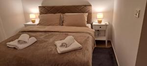 sypialnia z łóżkiem z dwoma ręcznikami w obiekcie Auto kamp Titograd w mieście Podgorica