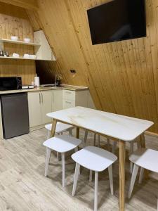 eine Küche mit einem weißen Tisch und 2 weißen Stühlen in der Unterkunft Green Villa Resort White in Dilidschan