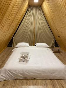 ディリジャンにあるGreen Villa Resort Whiteのドーナツ2本が付いたテント内のベッド1台