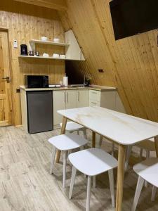 een keuken met een witte tafel en stoelen in een kamer bij Green Villa Resort White in Dilidzjan +6 foto's