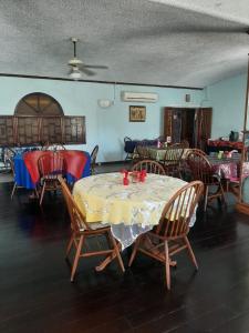 comedor con mesa y sillas en Fisherman's Inn, en Florence Hall