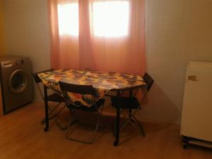 - une table dans une pièce avec un lave-linge dans l'établissement Huge Cozy Apartment, à Larache