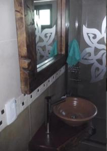 y baño con lavabo de madera y espejo. en Toca Madera en Merlo