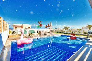 einen Pool mit aufblasbarem Flamingo in einem Resort in der Unterkunft Hurghada Sahl Hasheesh sea-view Villa with private pool in Hurghada
