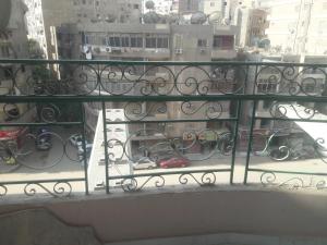 d'un balcon avec vue sur la ville. dans l'établissement شقة مميزة جدا في قلب العاصمة قريبة من جميع الأماكن والخدمات, au Caire