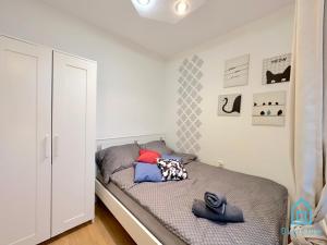 małą sypialnię z łóżkiem w pokoju w obiekcie Downtown Room w Gdańsku