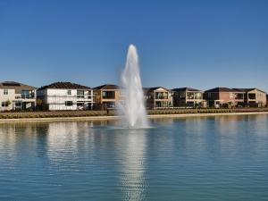 a fountain in the middle of a lake with houses at Luxury 3 Bedroom House Near Sacramento Airport in Sacramento