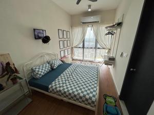 - une chambre avec un lit et une grande fenêtre dans l'établissement Casa Sepuluh @ Core Soho Suites Kota Warisan, à Sepang