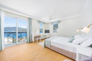 une chambre avec un lit et une vue sur l'océan dans l'établissement Villa Grande Kalkan, à Kaş 78 autres photos