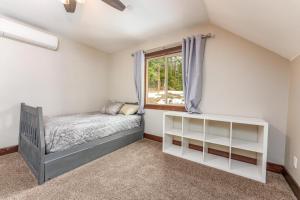 1 dormitorio con cama y ventana en Devonshire - Aragon, en Yosemite West