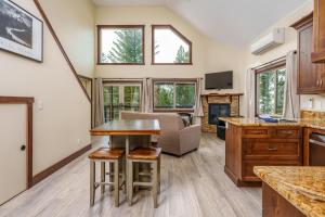 cocina con mesa y sala de estar en Devonshire - Aberdeen en Yosemite West