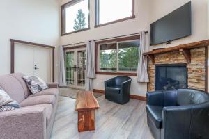 a living room with a couch and a fireplace at Devonshire - Aberdeen in Yosemite West