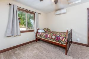 a bedroom with a bed and a window at Devonshire - Aberdeen in Yosemite West