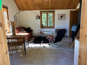 sala de estar con sofá y mesa en Highnoon Westernranch guesthouse en Ljusdal