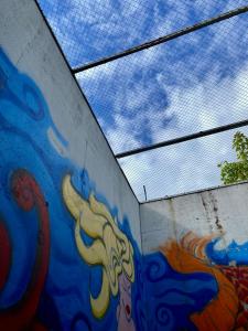 eine Wand mit einem Gemälde auf der Seite in der Unterkunft Fengselshotellet AS in Arendal