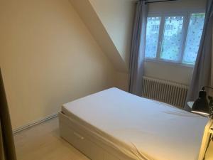 A bed or beds in a room at Grand appartement au calme 2 chambres